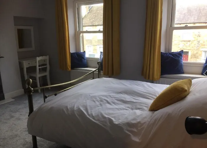 40 Newgate Barnard Castle -Central Location - Court Yard - Dog Friendly - Sleeps 7 - Wood Burner - Complimentary Logs & Wine - Smart Tv