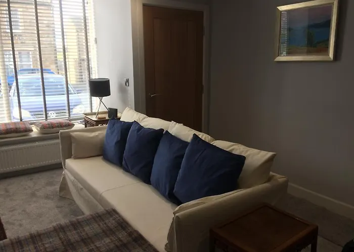 40 Newgate Barnard Castle -Central Location - Court Yard - Dog Friendly - Sleeps 7 - Wood Burner - Complimentary Logs & Wine - Smart Tv